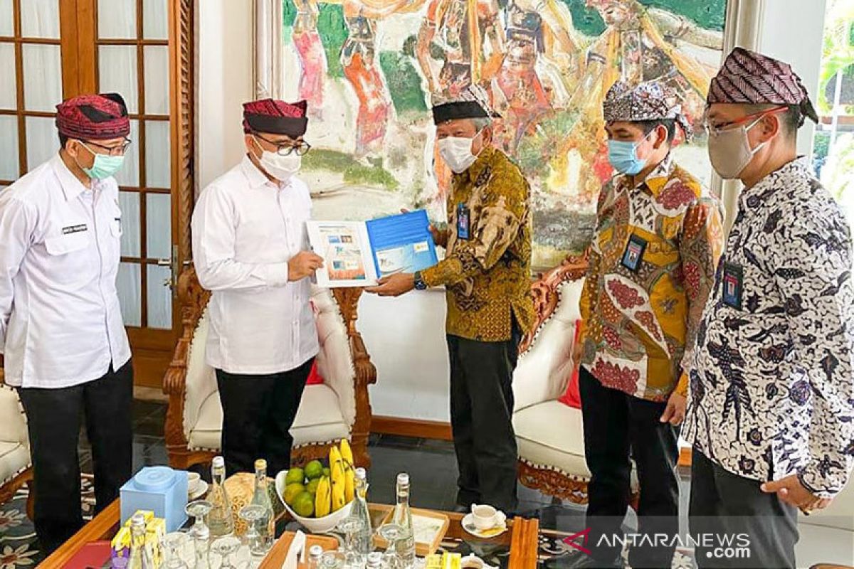 PLN Jatim beri penghargaan Bupati Banyuwangi Abdullah Azwar Anas