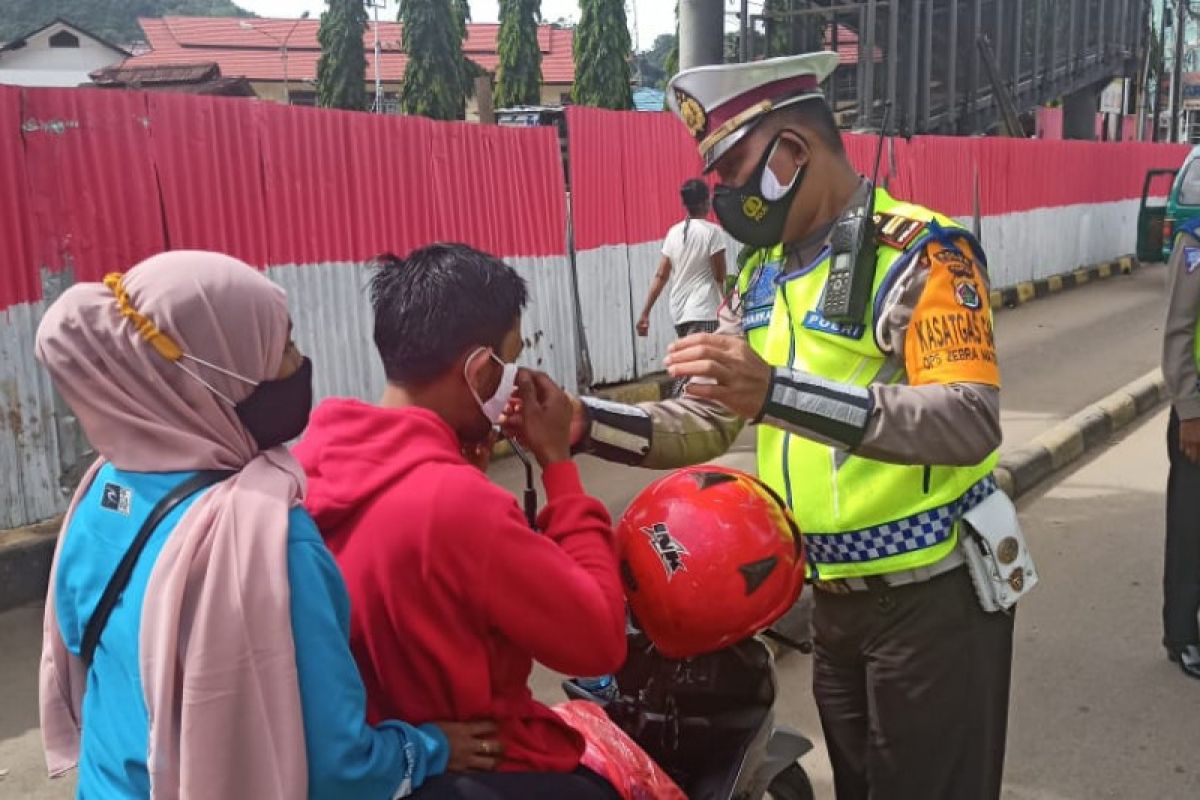 Operasi Zebra Matoa Papua berikan masker ke pengendara