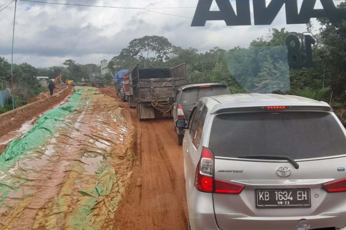 Macet panjang di sepanjang proyek Jalan Trans Kalimantan