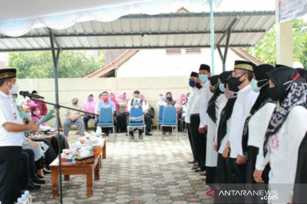 Walikota Pangkalpinang lantik pengurus RT/RW Kelurahan Gajahmada