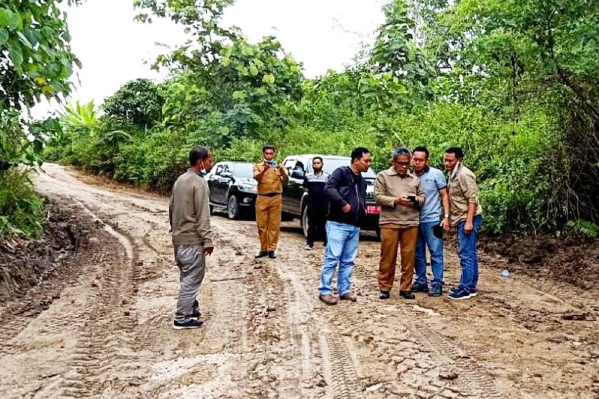 Dinas PUPR Barut perbaiki kerusakan jalan di Km 34 Simpang Benangin