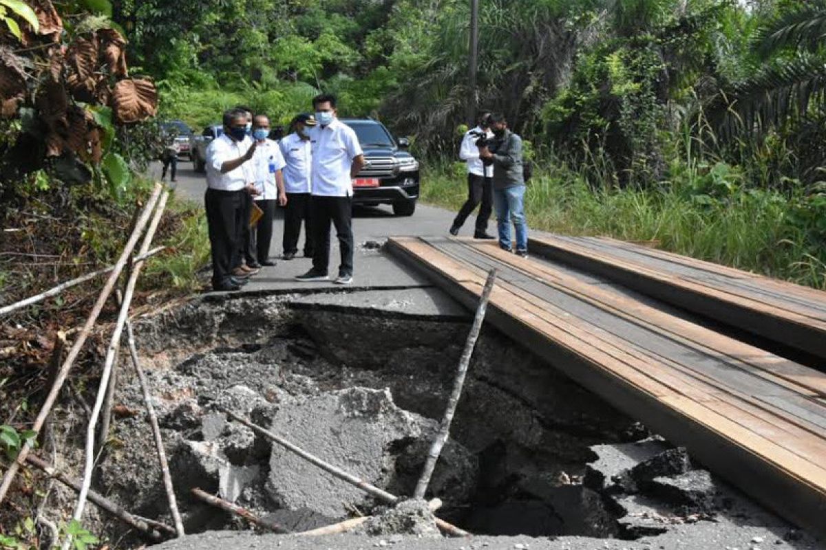 Bupati Barut  instruksikan perbaikan  jalan rusak dan longsor