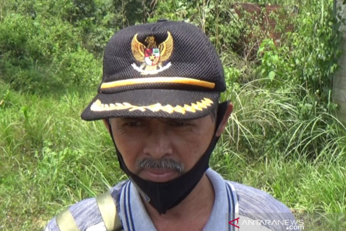 Video-Peti cemari bendungan air bersih warga Malilingin, Padang Batung