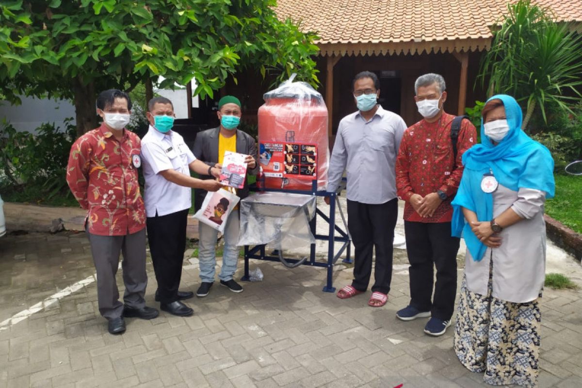 PMI-ICRC distribusikan puluhan wastafel ke ponpes di Jawa Timur