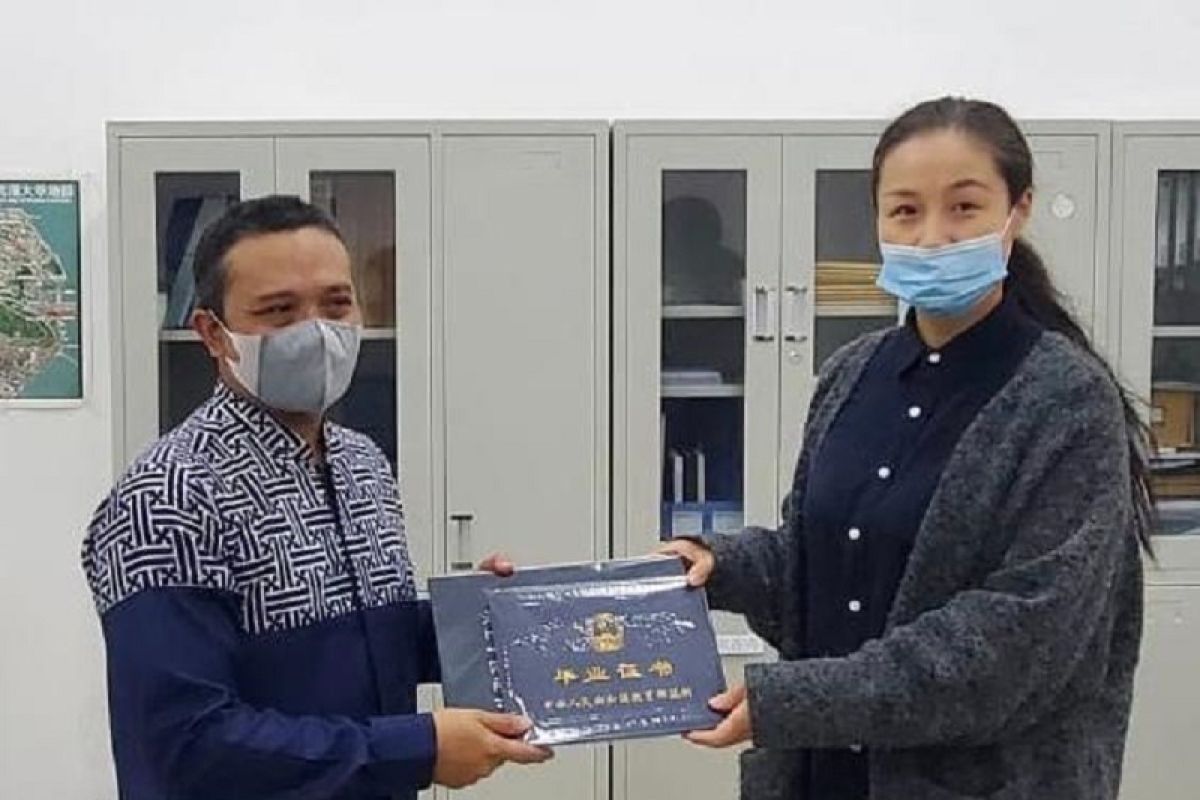 Lima mahasiswa Indonesia di Wuhan lulus