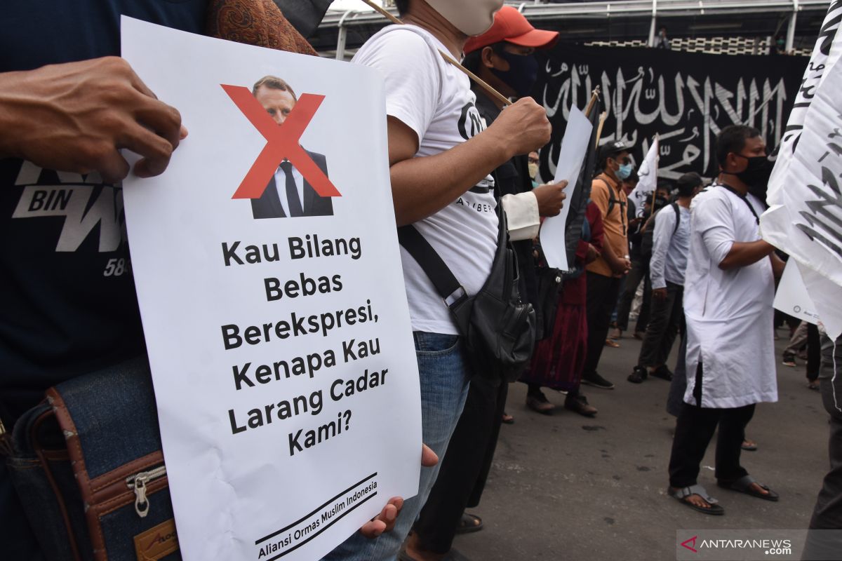 Antisipasi sweeping Polri & TNI amankan pertokoan jual produk Prancis
