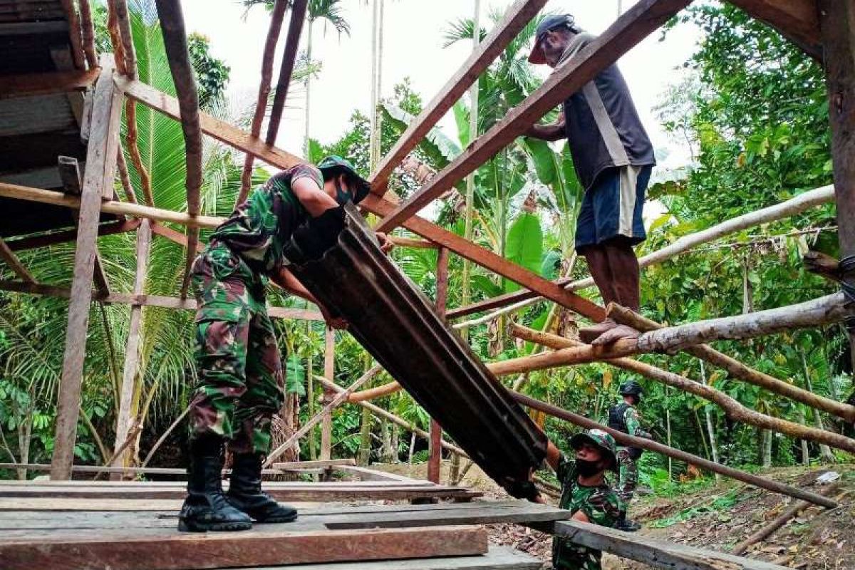 Satgas Yonif 100/PS bantu perbaiki rumah warga di perbatasan RI-PNG