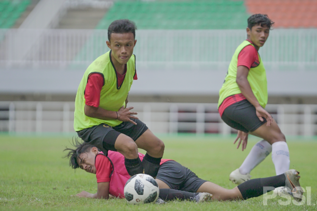 Pemain Garuda Select asah fisik saat Inggris karantina wilayah