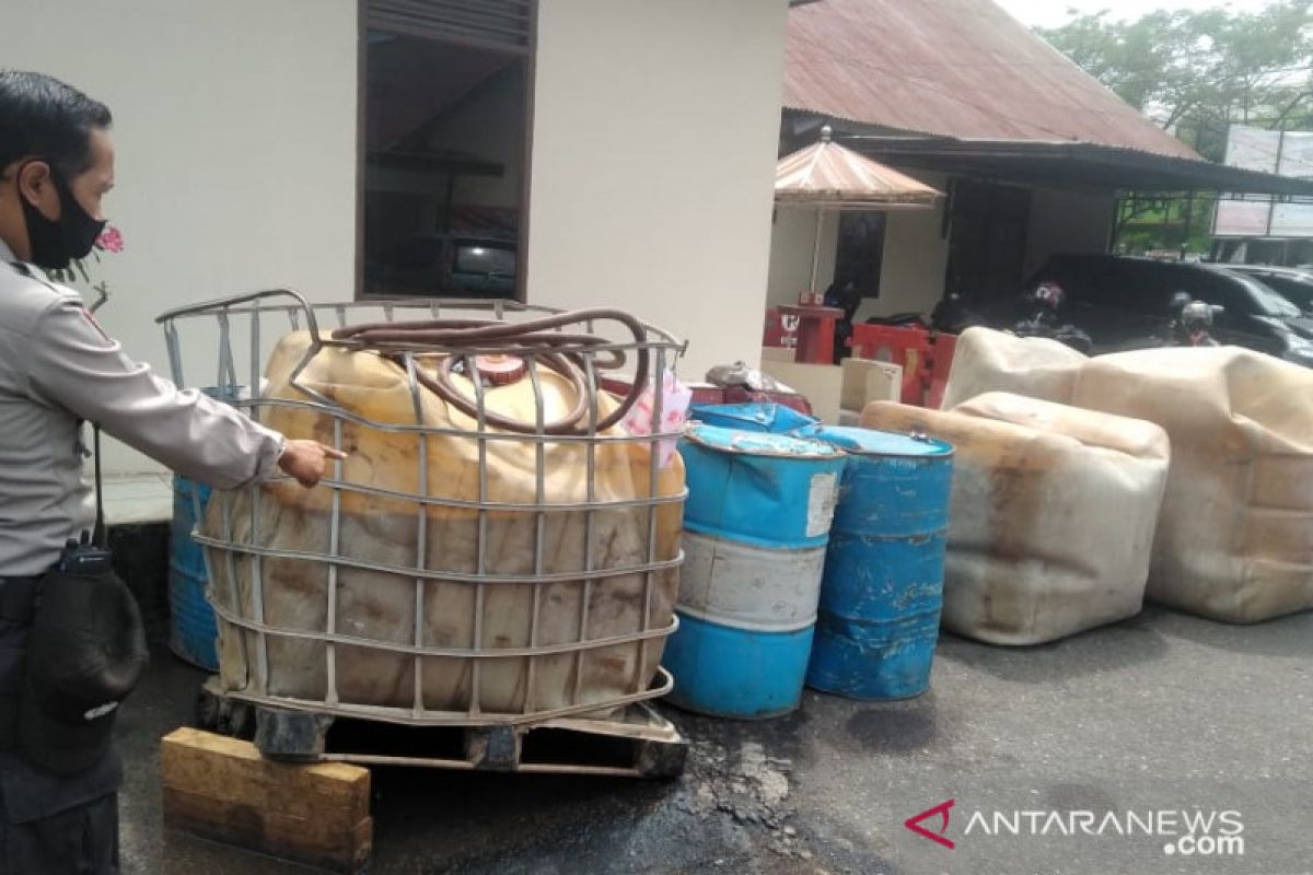 Polisi buru kernet truk pengangkut ribuan liter premium diduga illegal