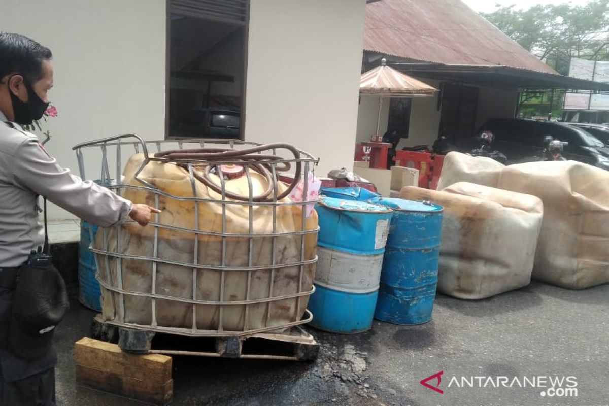 Polisi buru kernet truk pengangkut ribuan liter premium diduga illegal