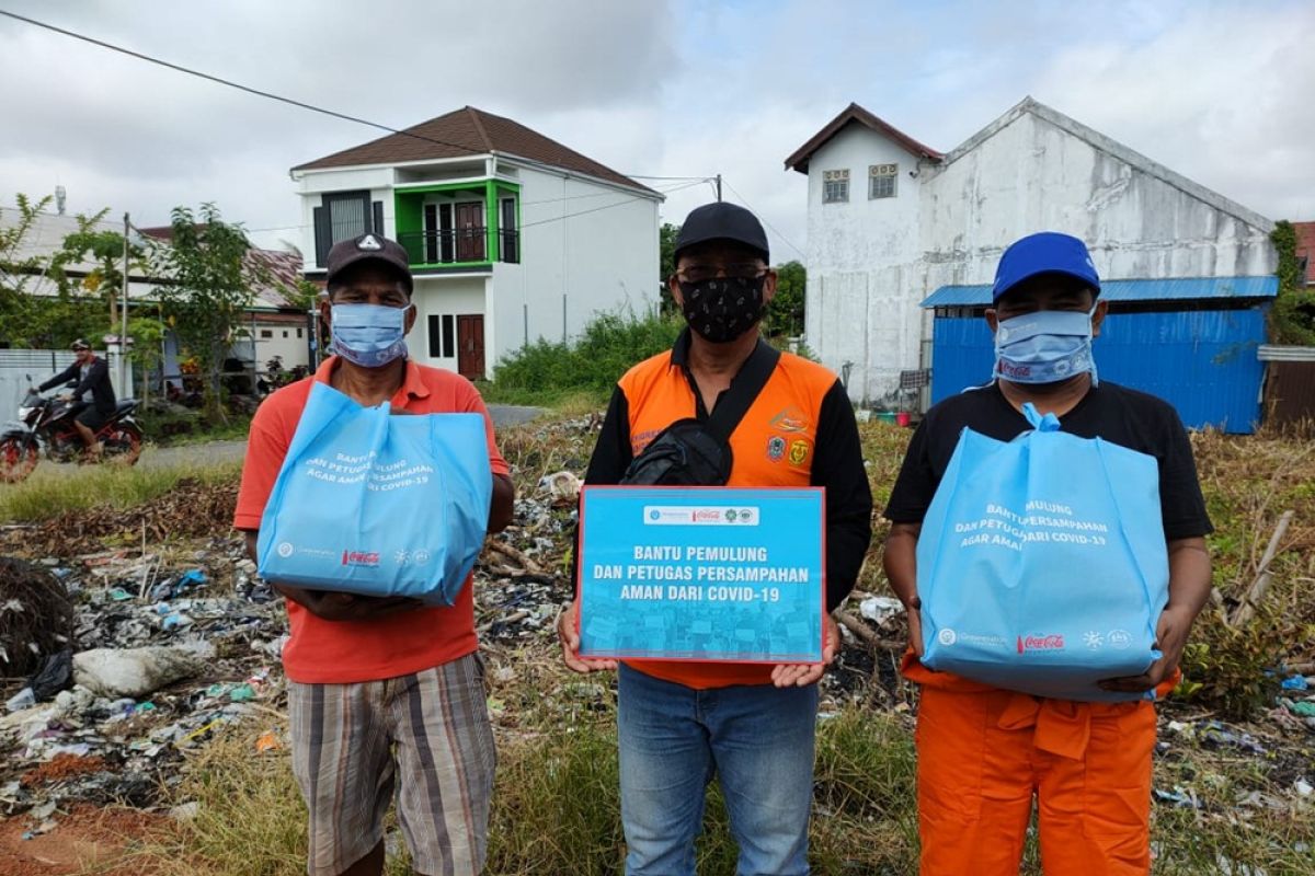 FKH ikut bantu 100 bungkus sembako dan APD untuk pemulung