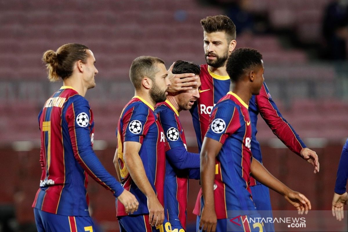 Gerard Pique minta Messi bertahan di Barca
