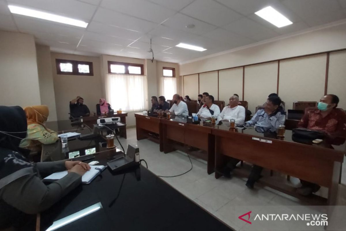 DPRD Kulon Progo menemui Aliansi Rakyat Menolak Perubahan Perda PBB P2