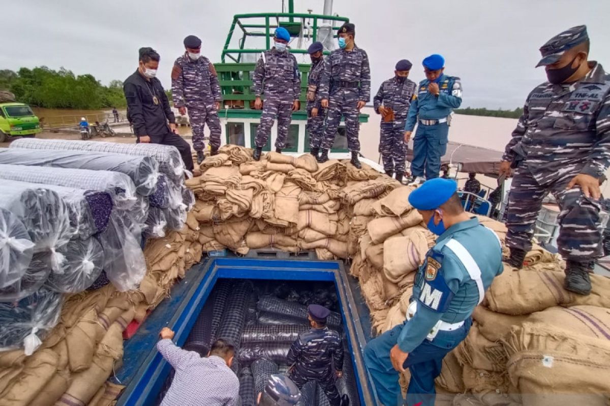 TNI AL tangkap kapal angkut elektronik dan bahan tekstil impor ilegal senilai Rp20 miliar