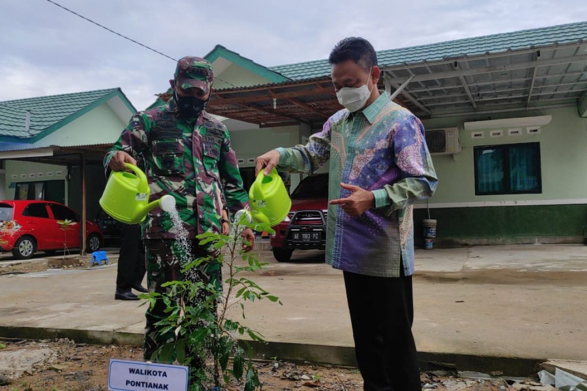 Pemkot Pontianak sumbangkan 200 bibit pohon buah ke kompleks Asrama Hidayat