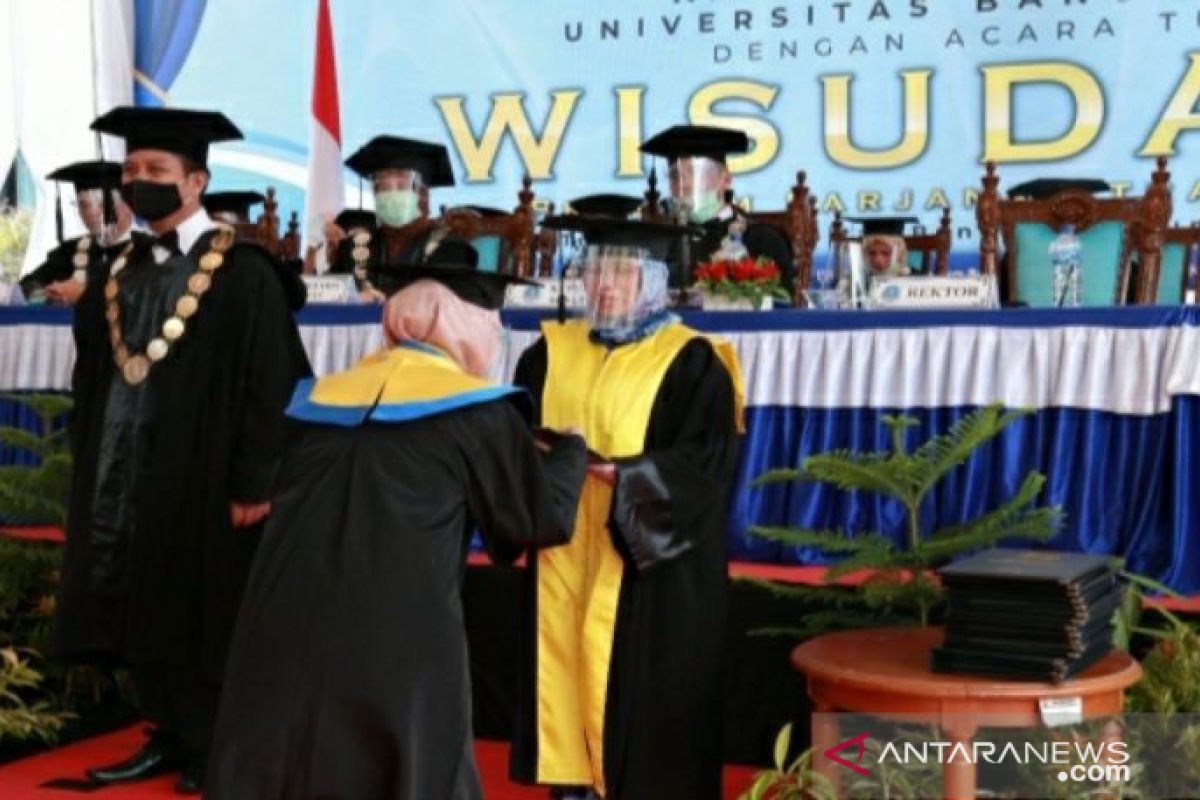 Luluskan 220 mahasiswa, UBB gelar wisuda XXI dengan konsep walk thru