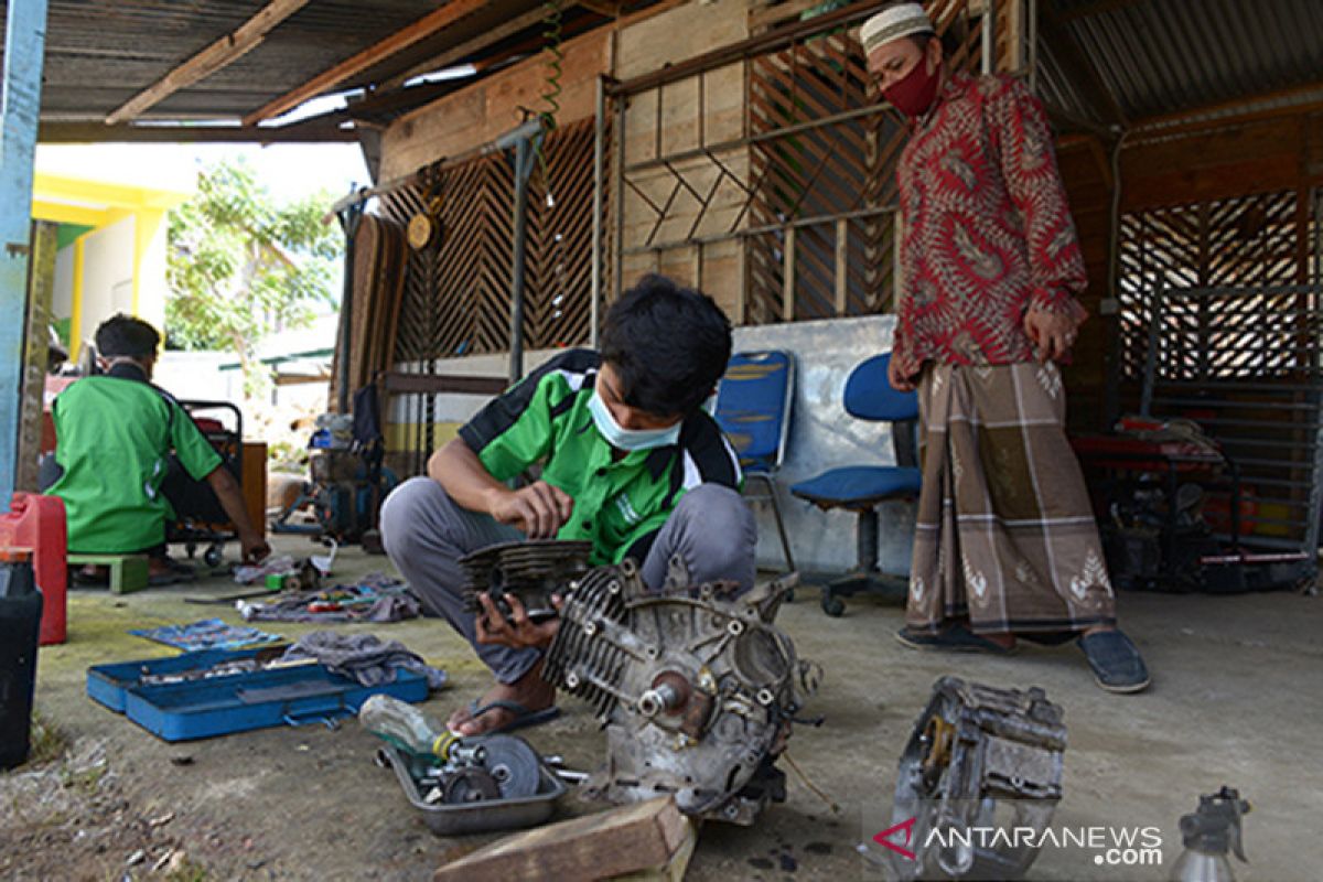 Pelatihan perbengkelan santri mandiri