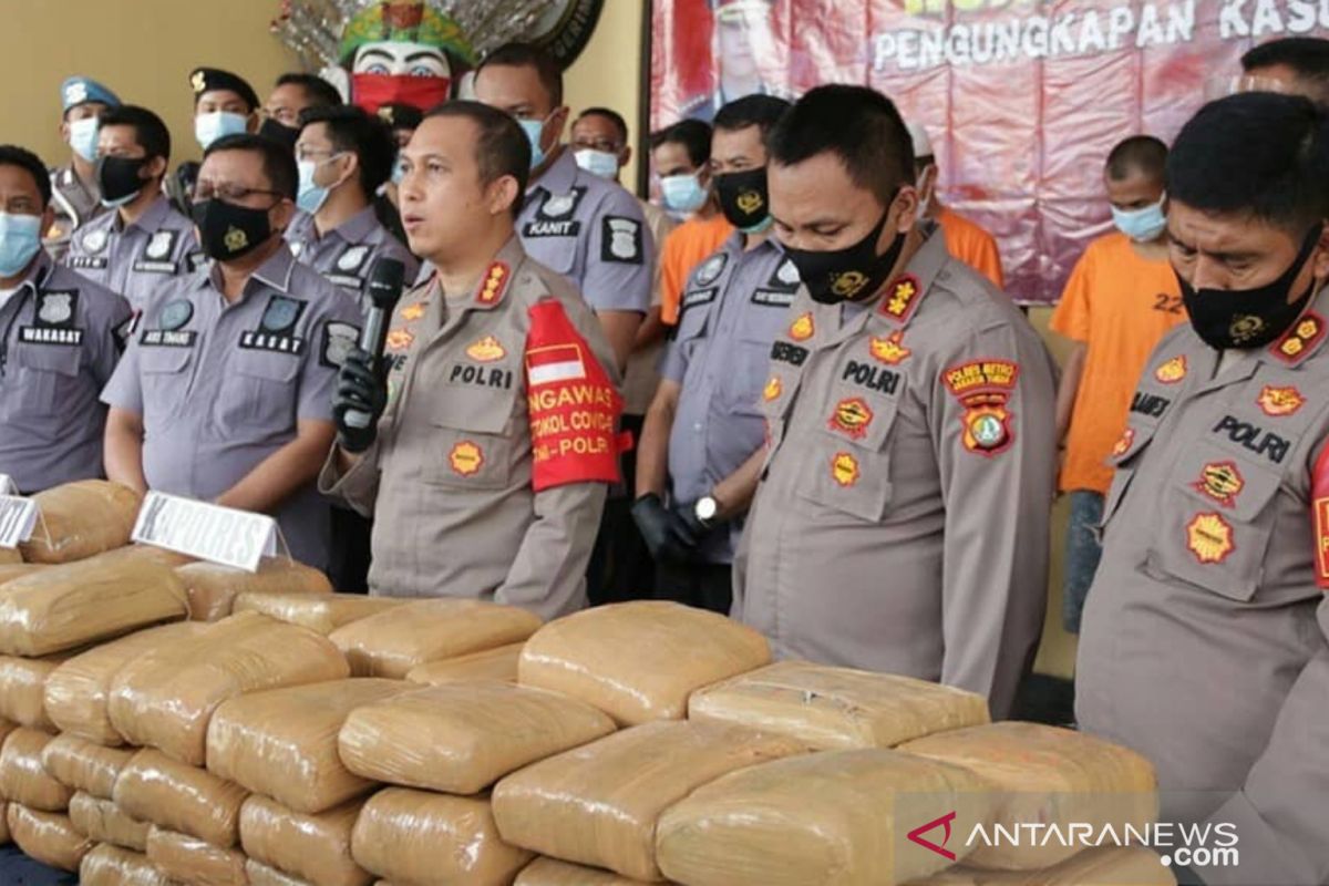 Polisi sita 159 kilogram ganja dari kotak berlogo PLN