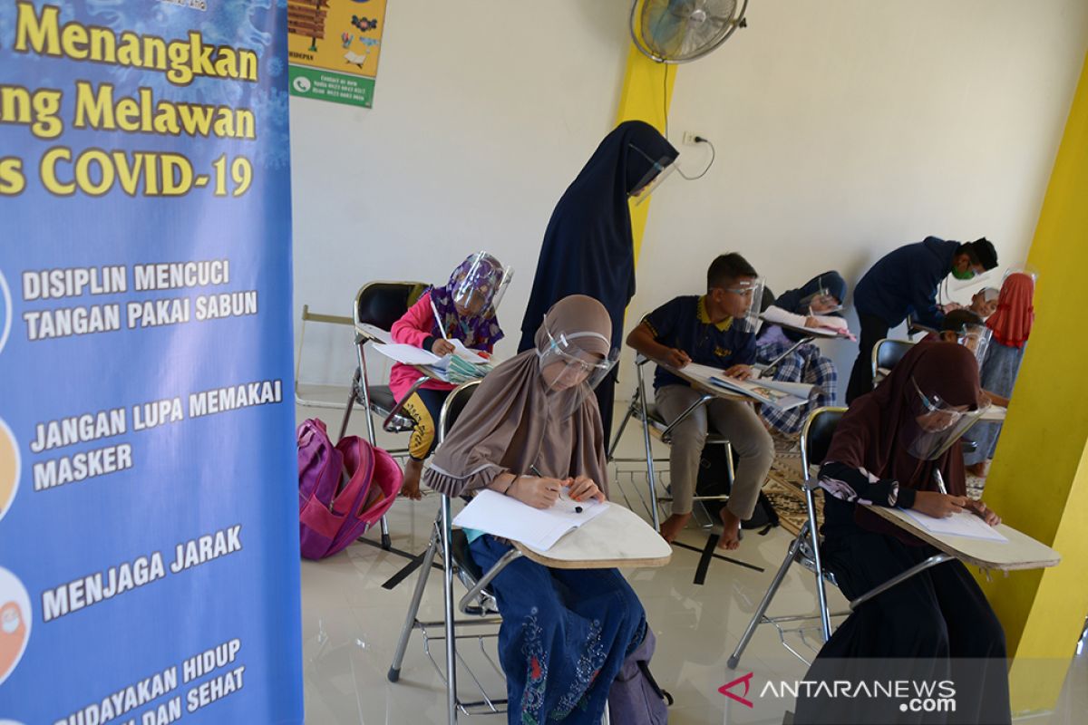 Santri belajar tatap muka dengan protokol kesehatan