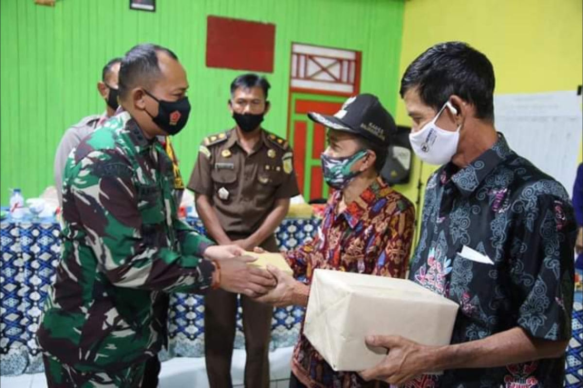 Kodim 1015/Spt bagi-bagikan masker secara gratis