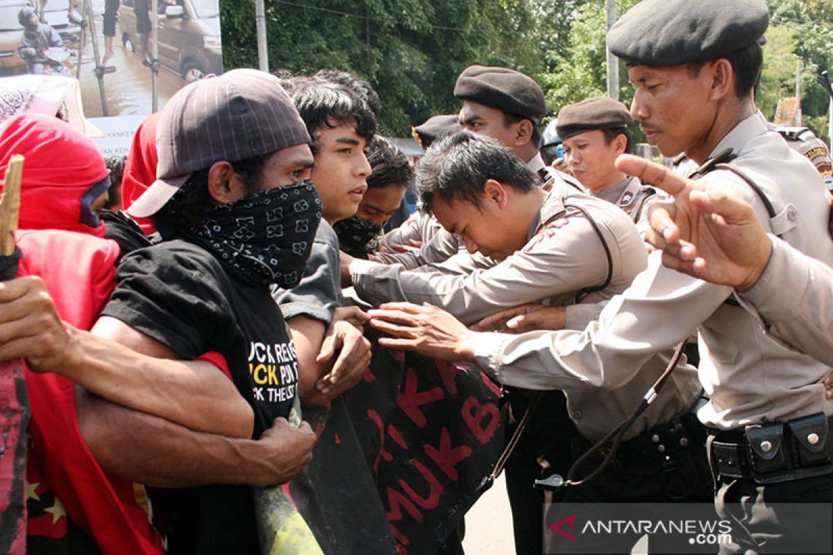 Mahasiswa demonstrasi tolak UU Cipta Kerja di Banjarmasin