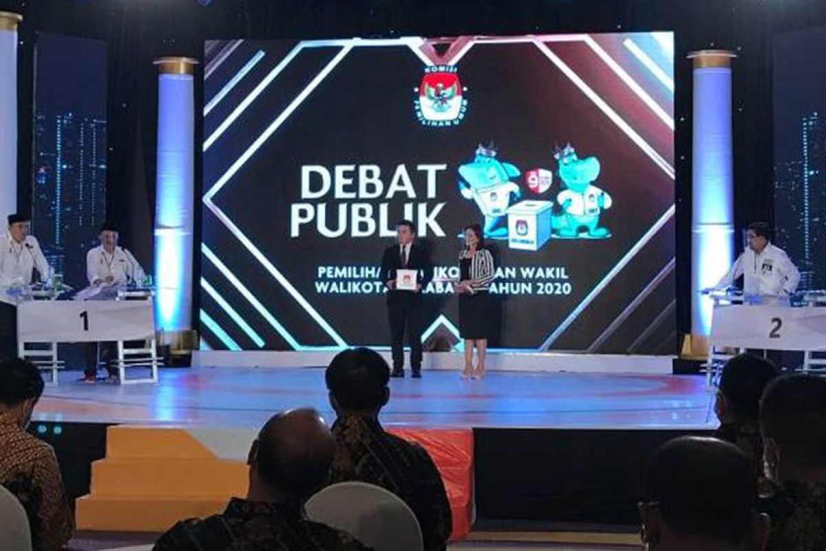 Pengamat : Perang Data Dan Fakta Di Debat Perdana Pilkada Surabaya 2020 ...