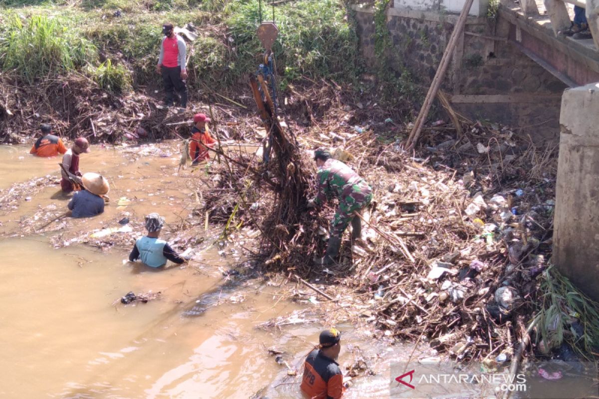 TNI dan warga Kudus bersihkan Sungai Piji antisipasi banjir