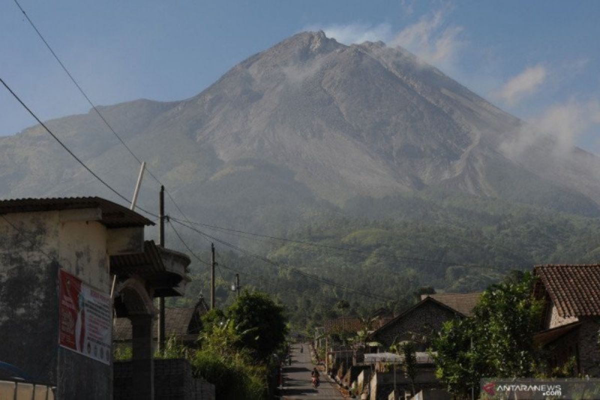 Ganjar minta warga tidak panik terkait kenaikan status Merapi