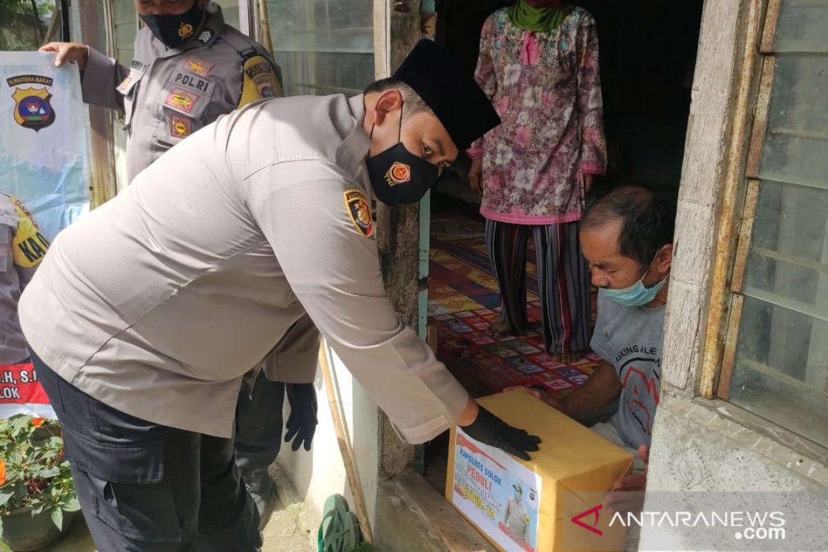 Polres Solok Arosuka bantu masyarakat terdampak pandemi COVID-19