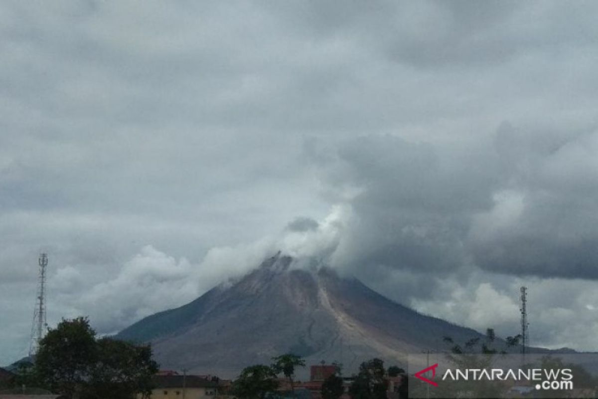 Gunung Sinabung kembali  luncurkan awan panas, warga diimbau menjauh