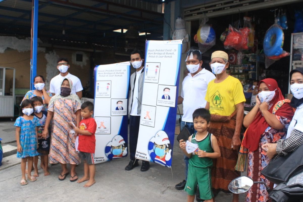 Pertamina EP Asset 4 bagikan masker di Surabaya
