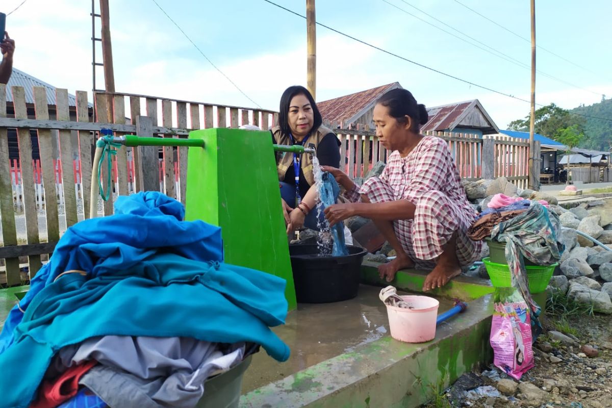 Kebahagiaan warga Desa Walandano nikmati air bersih tanpa berjalan jauh lagi berkat PKBI JMK OXFAM