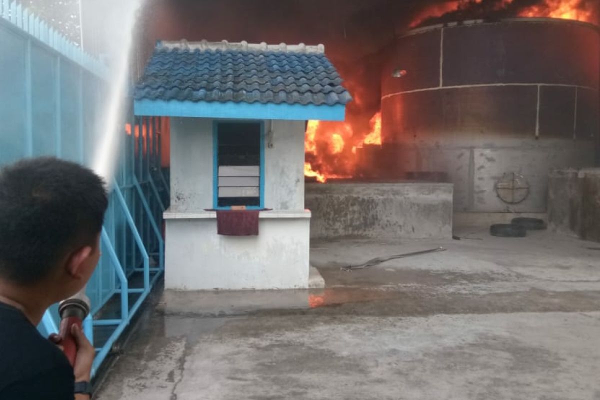 Gudang pengolahan getah  pinus di Deli Serdang terbakar