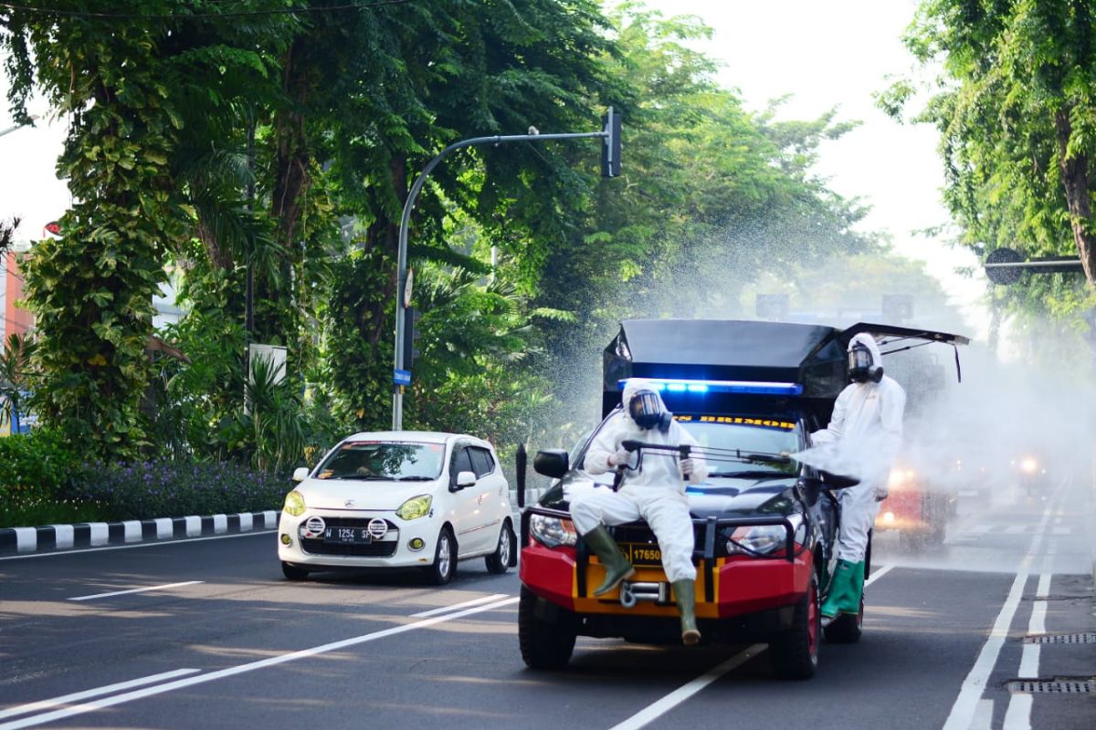 HUT ke-75, Sat Brimob Polda semprotkan disinfektan ke seluruh Jatim