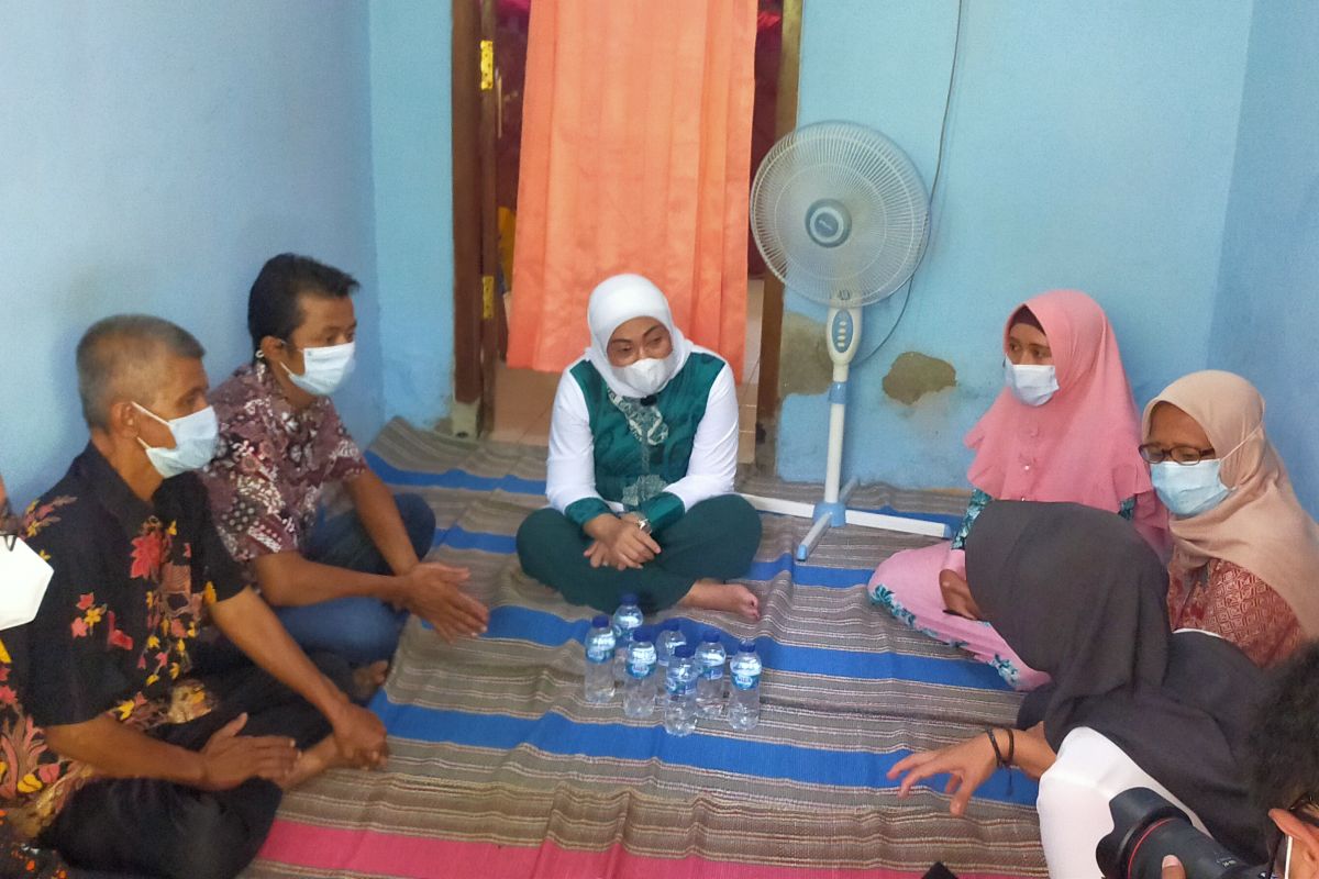 Menaker pantau langsung penyaluran bantuan subsidi upah di Sidoarjo