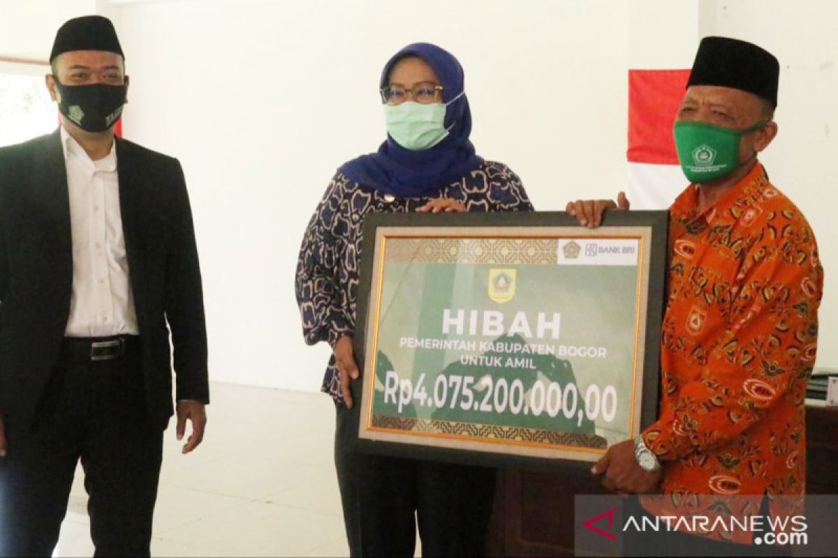 Ade Yasin beri insentif penyuluh agama dan amil di Bogor senilai Rp2,4 juta