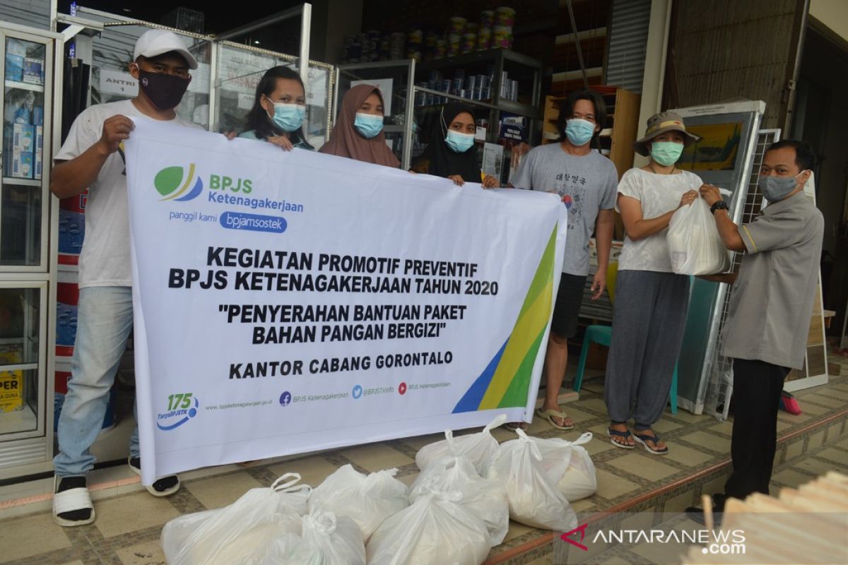 BPJAMSOSTEK Gorontalo serahkan bantuan bagi pekerja terdampak pandemi COVID-19