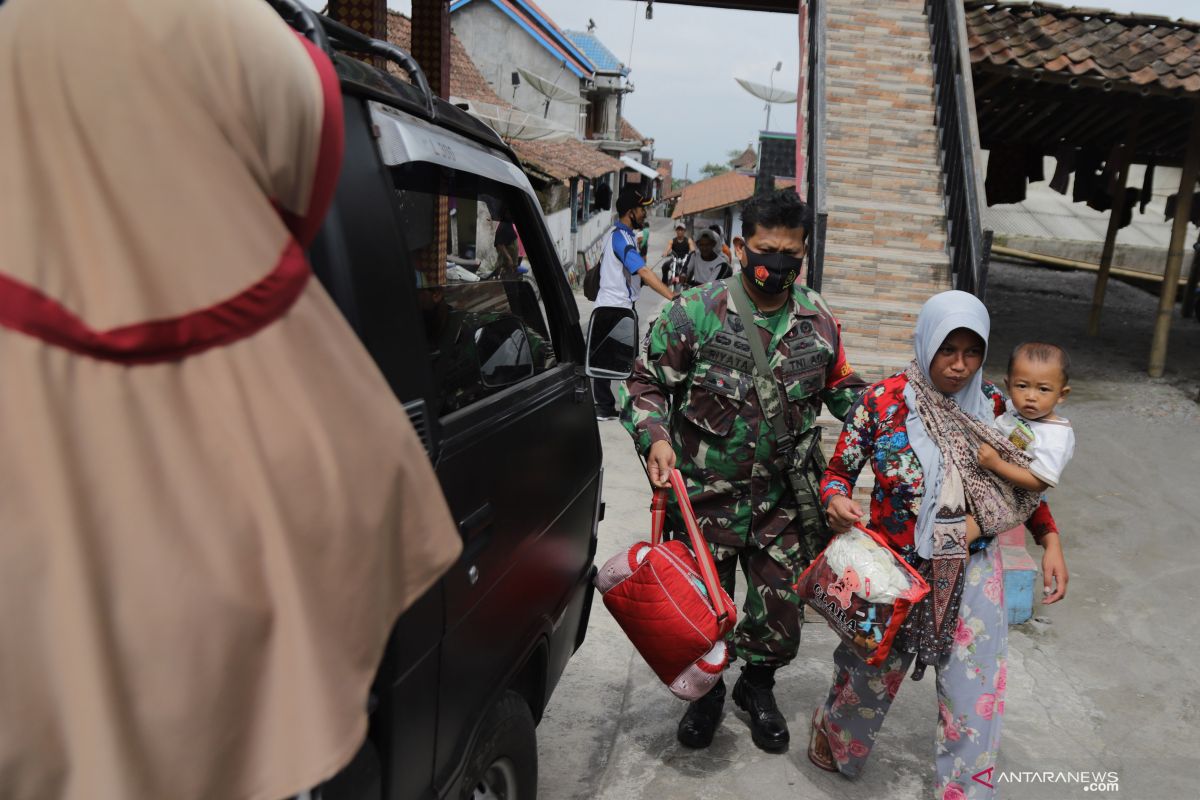 Pengungsi warga sekitar Gunung Merapi di Magelang capai 635 orang