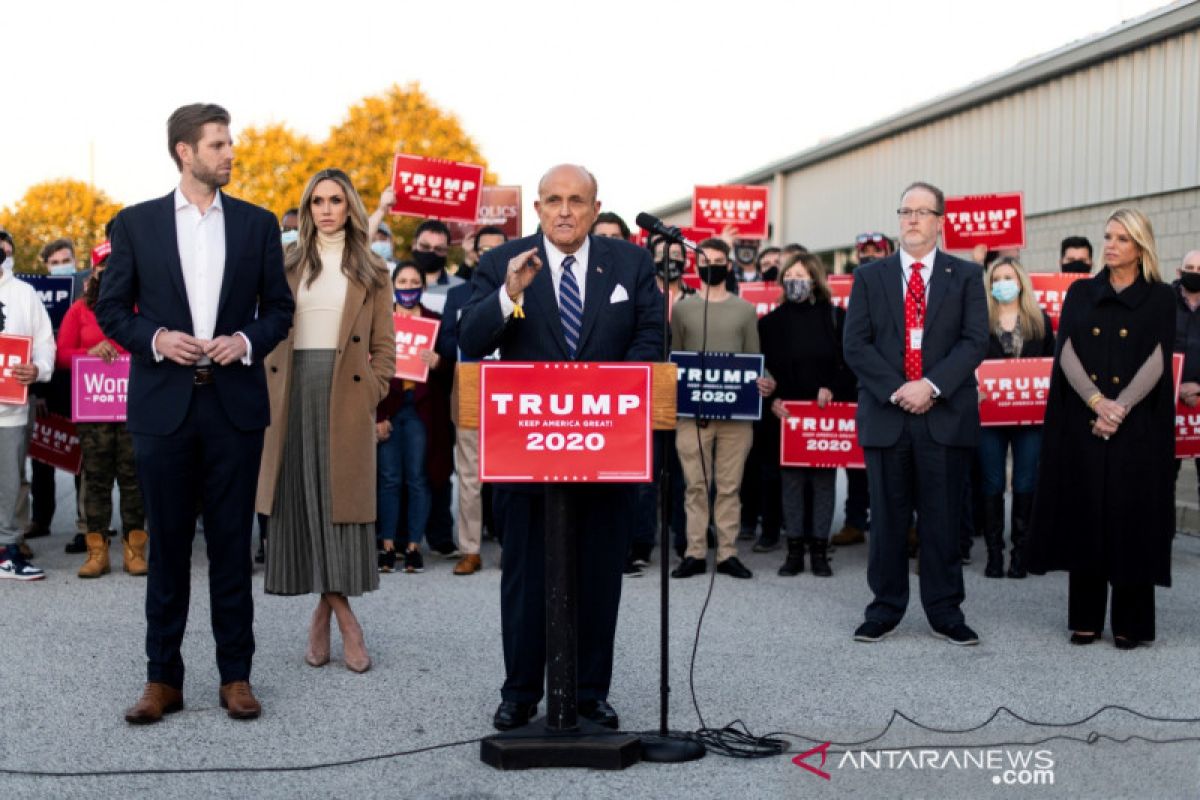 Pengacara Trump, Rudy Giuliani, positif COVID-19