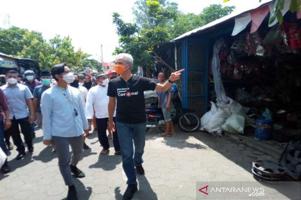 Ganjar bersama Gibran blusukan di Pasar Klitikan Solo