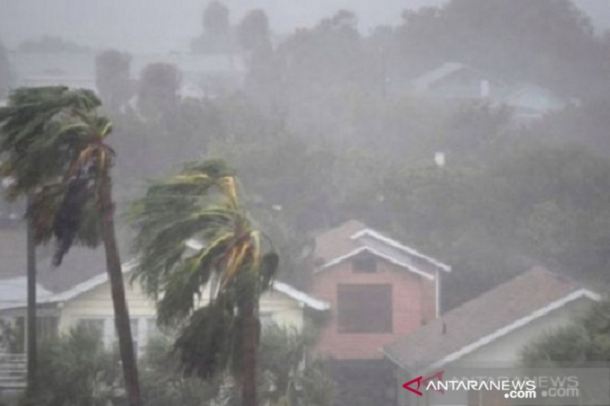 Waspadai hujan disertai petir dan angin kencang di Jaksel -Jaktim Selasa sore