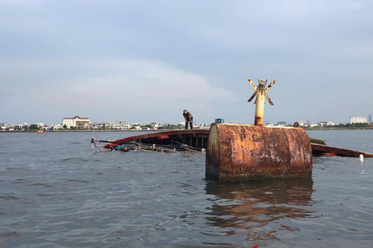 Kapal motor tenggelam  di Muara Angke, seorang ABK hilang