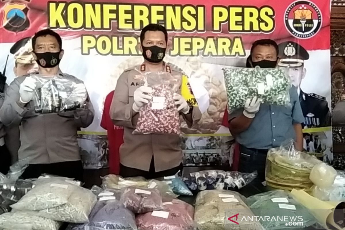 Dua penjual 30.966 butir obat ilegal di Jepara ditangkap