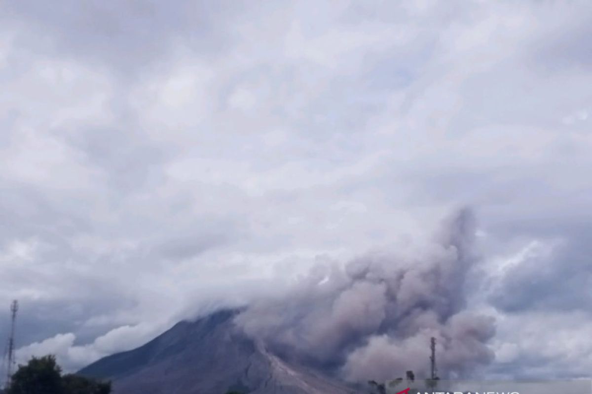 Mount Sinabung spews clouds of hot ash again