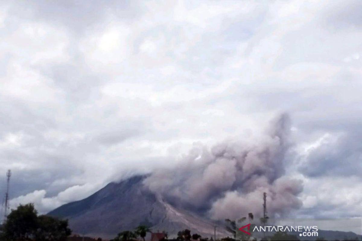 Gunung Sinabung erupsi lagi, luncurkan awan panas sejauh 1.500 meter