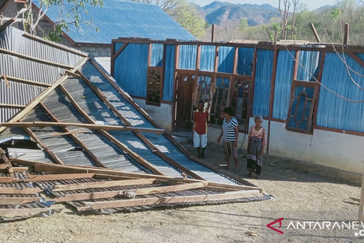 Lima rumah warga di Timor Tengah Utara rusak diterjang angin kencang