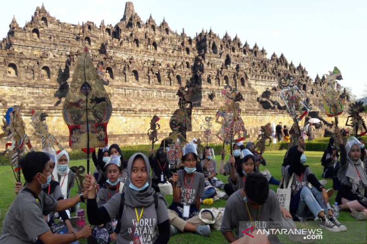 Kirab wayang  warnai Hari Wayang Internasional di Borobudur