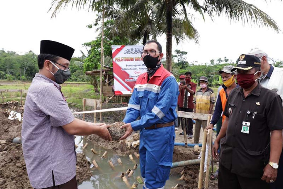 Pekerja Pertamina bantu pembangunan masjid di Kampung Laut