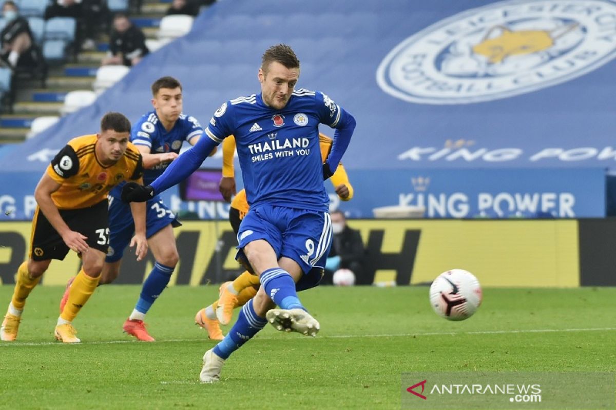 Penalti Jamie Vardy antar Leicester naik ke puncak klasemen sementara