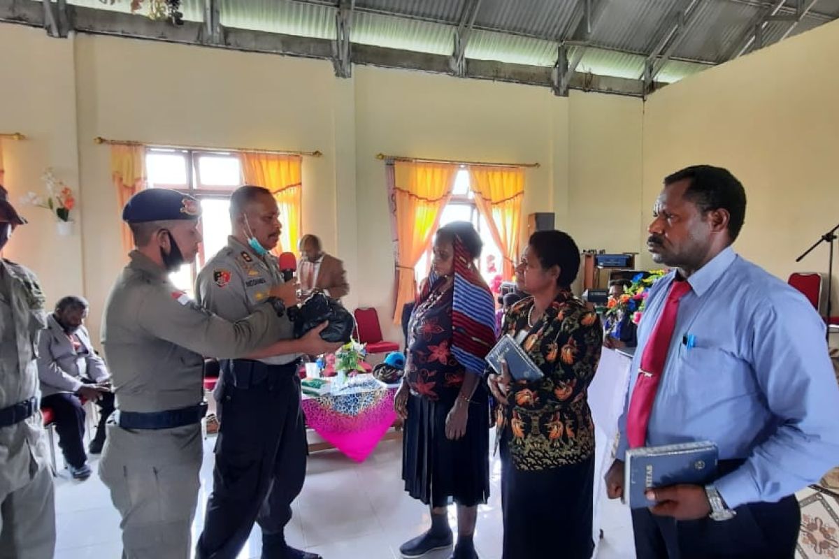 Polres Nduga bagikan Alkitab dan sembako ke jemaat gereja Kingmi